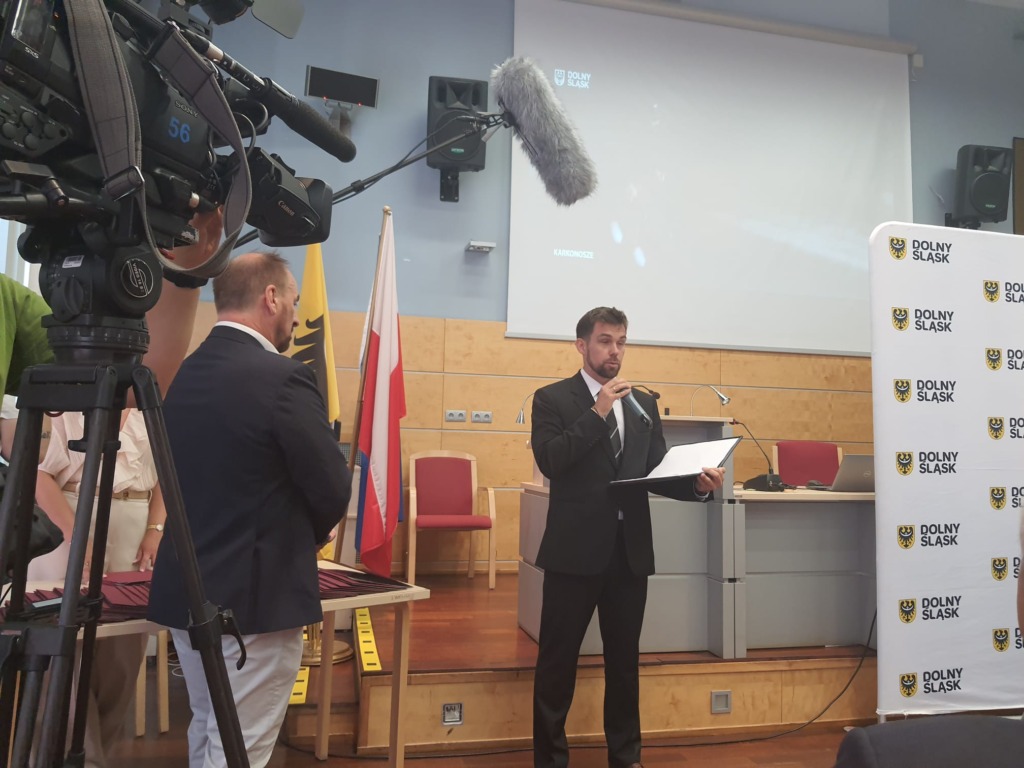 Prowadzący uroczystość wręczenia nagród dla dolnośląskich klubów sportowych