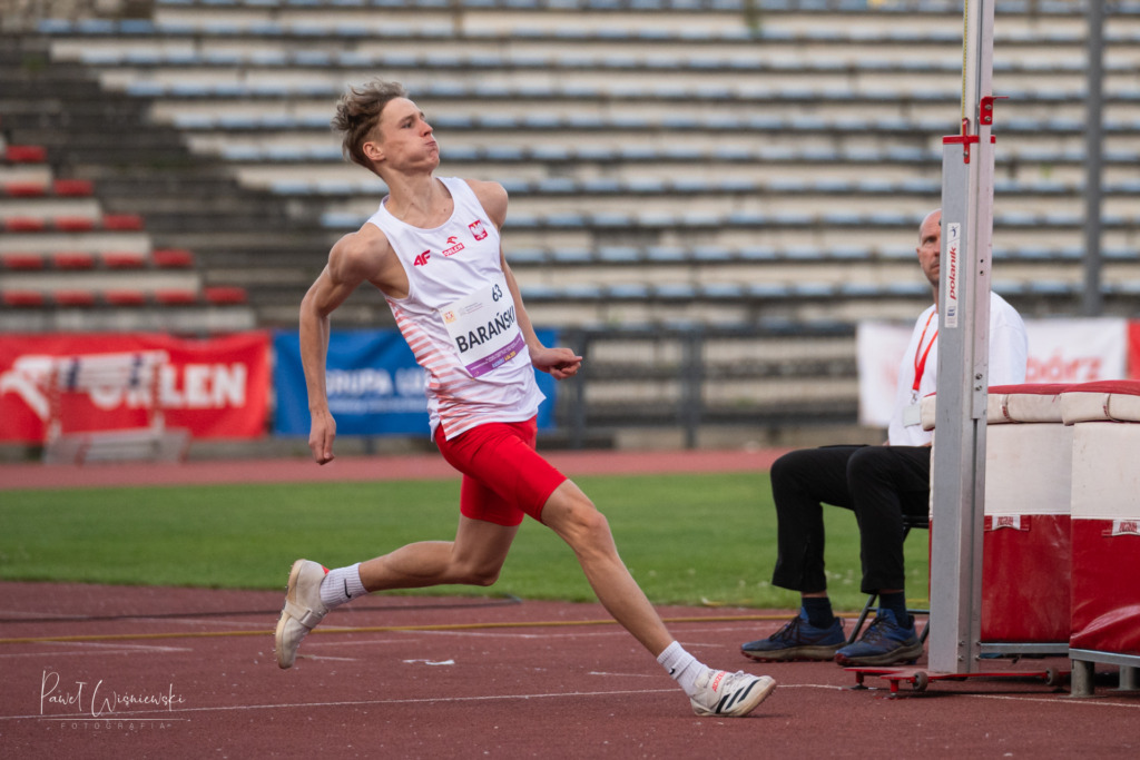 Dawid Barański podczas rozbiegu w konkursie skoku wzwyż