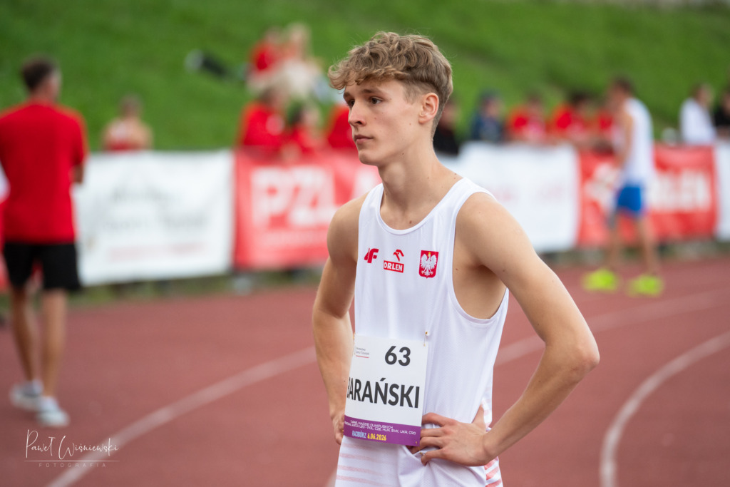 Dawid Barański podczas konkursu skoku wzwyż w Raciborzu