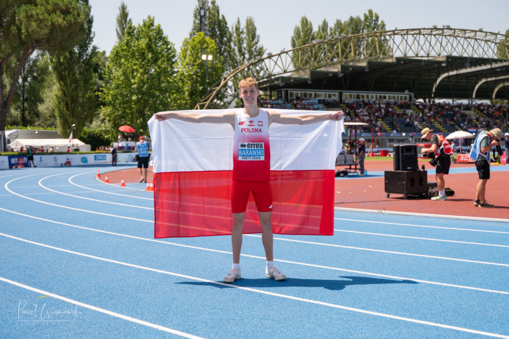 Dawid Barański z flagą Polski na stadionie w Rieti
