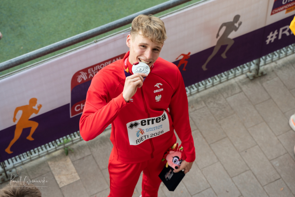 Dawid Barański prezentuje srebrny medal