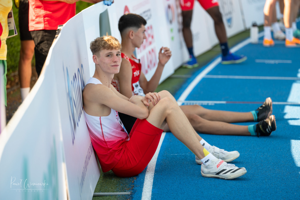 Dawid Barański odpoczywa podczas zawodów w Rieti