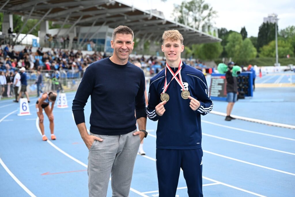Dawid Barański z medalami i trener Paweł Wiśniewski