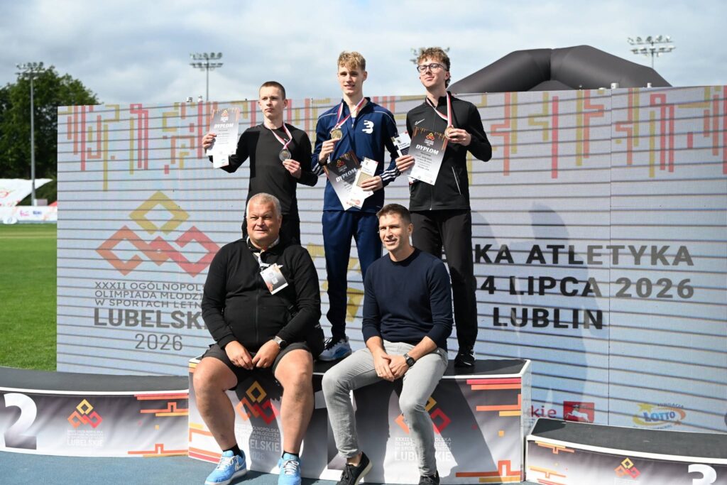 Dekoracja medalistów trójskoku podczas Mistrzostw Polski U18